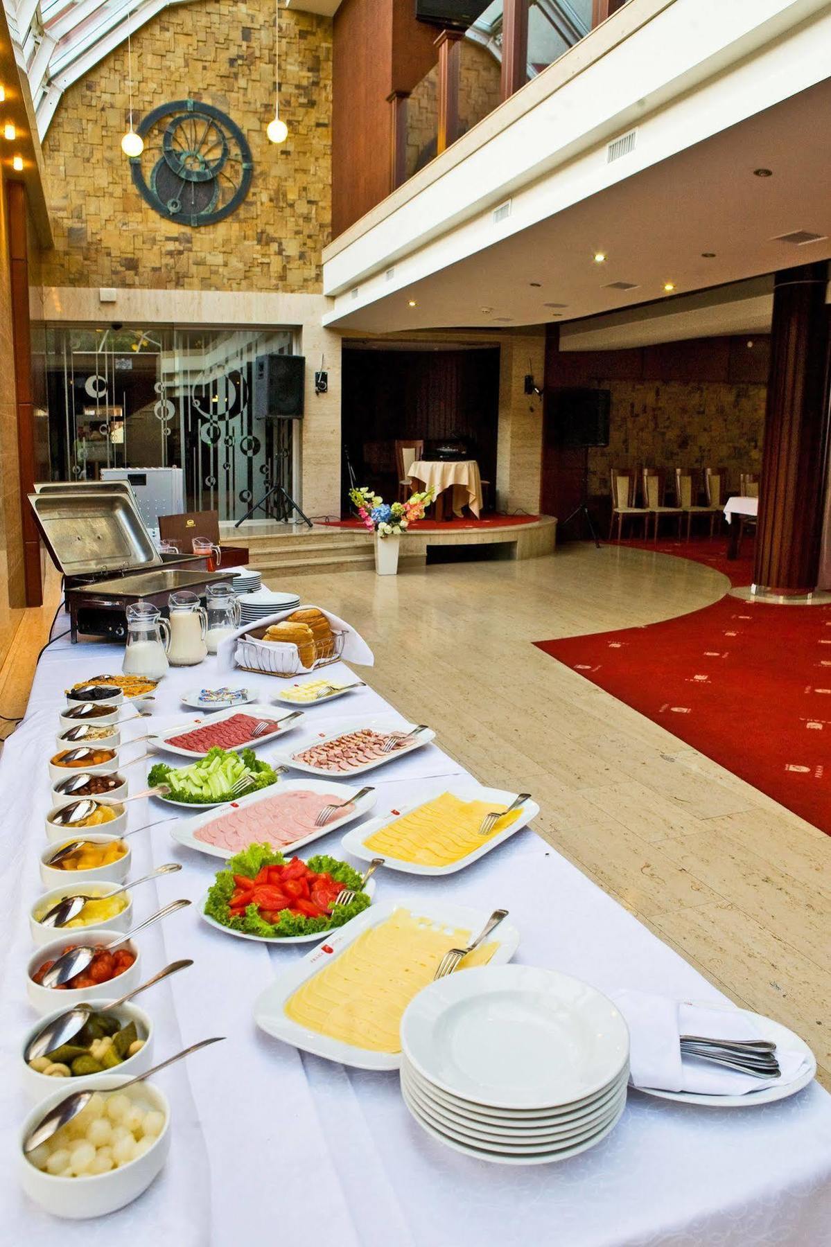 Praha Park Hotel Uzhhorod Exterior foto